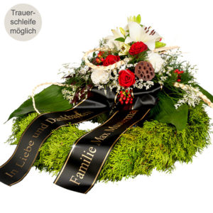 Trauerkranz mit roten Rosen und weißen Lilien