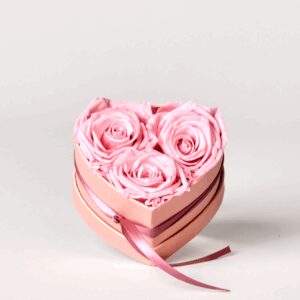 3 rosa haltbare Rosen in herzförmiger Schachtel