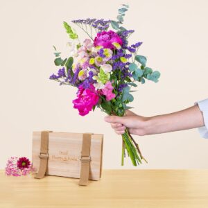 Sommerbote mit Blumenpresse