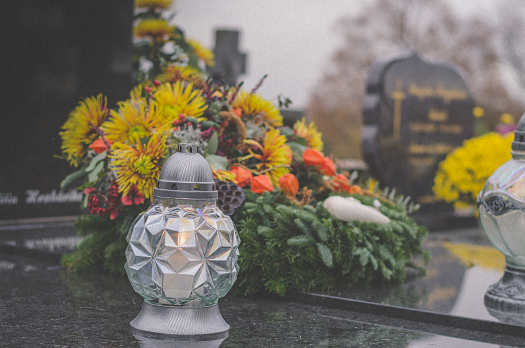 Trauergestecke f&uuml;r Urnenbeisetzung