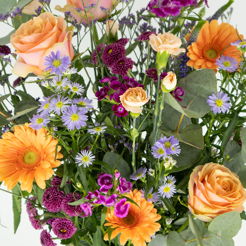 Blumenstrauß Bunte Blütenpracht mit Eukalyptus – Bild 2