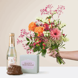 Valentina mit Geburtstagsküchlein und Sekt