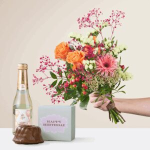 Valentina mit Geburtstagsküchlein und Sekt