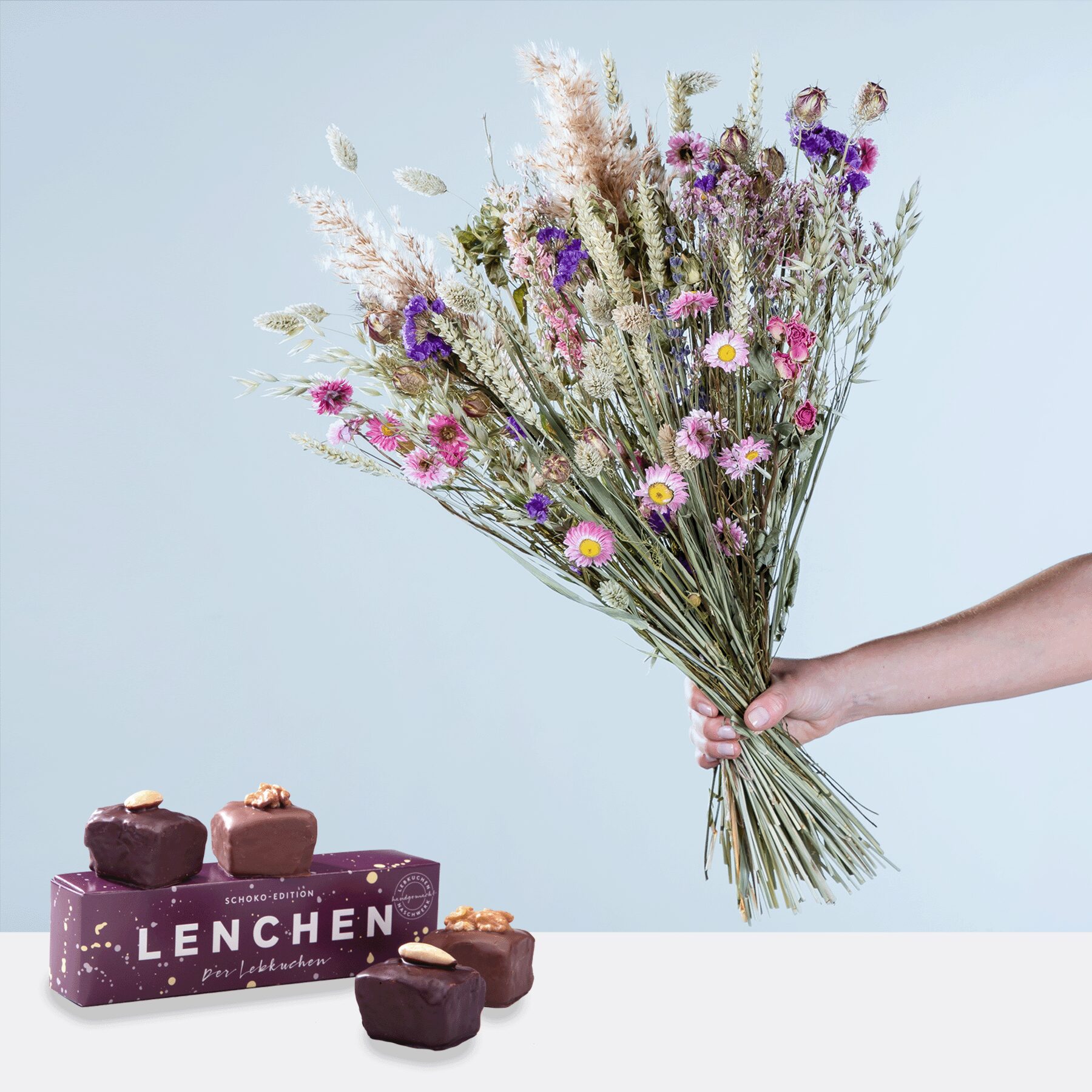 Wildblumen Trockenstrauß XL mit Lebkuchenpralinen