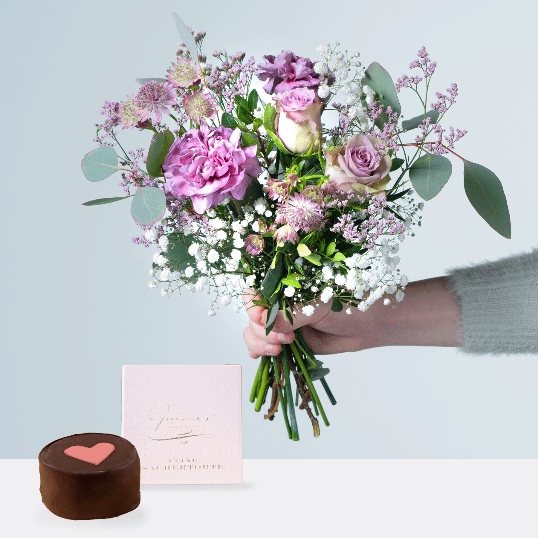 Blumenpost mit Herz-Sachertorte