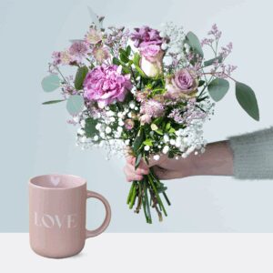 Blumenpost mit Becher Love rosa