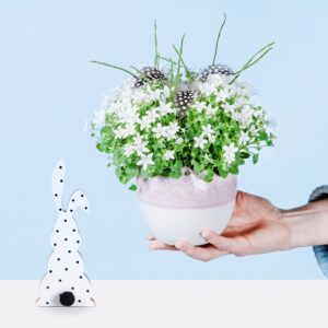 Zarte Blüten mit Holz-Hase Schlappohr