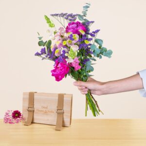 Sommerbote mit Blumenpresse