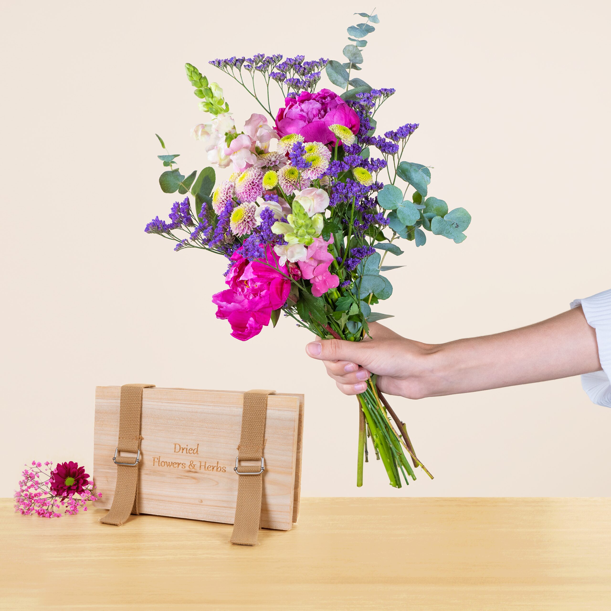 Sommerbote mit Blumenpresse
