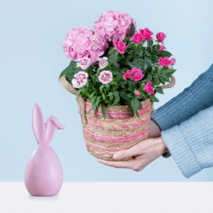 Blütenkorb mit Keramikhase Rosa