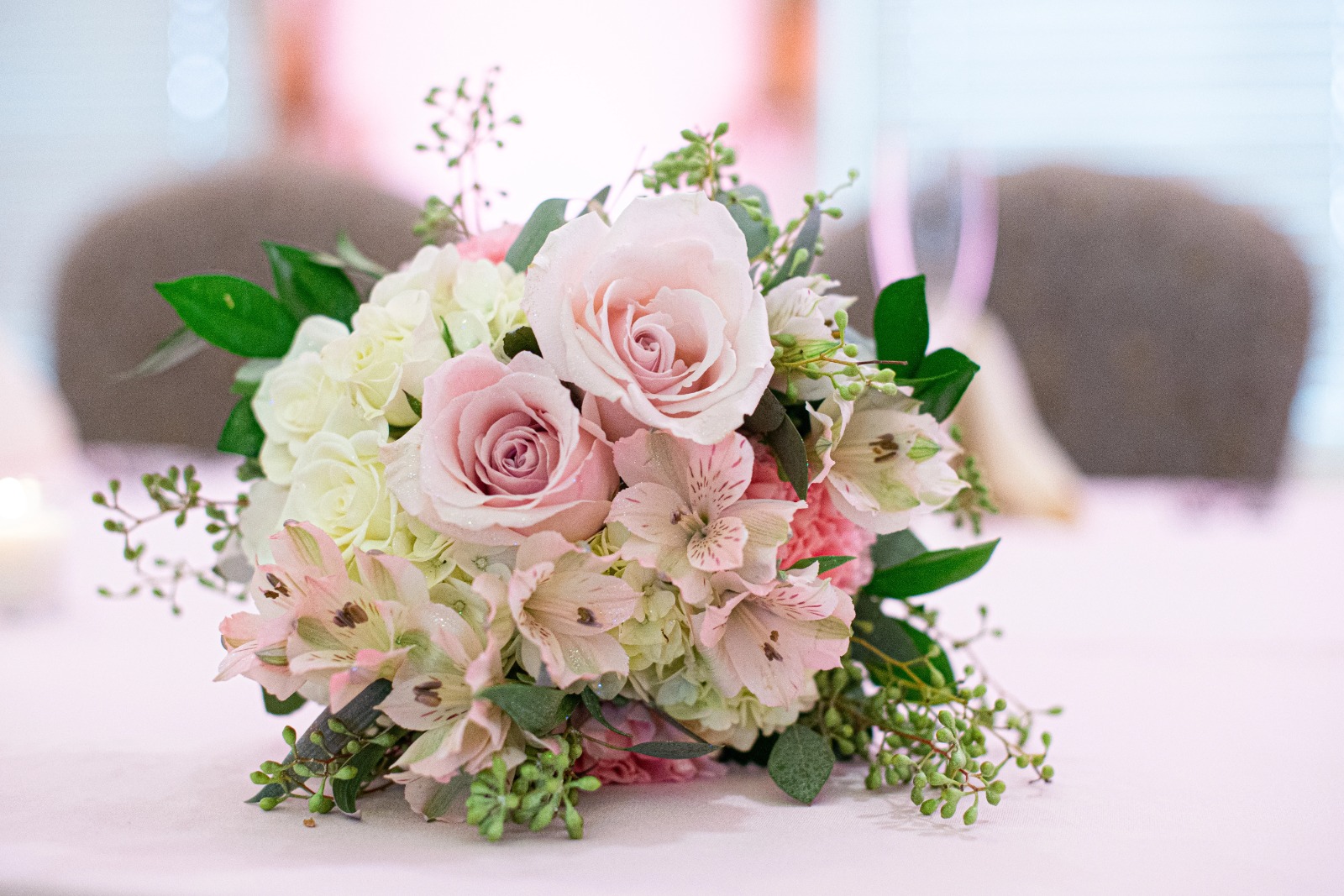 Brautstrauß aus Rosen und Pfingstrosen