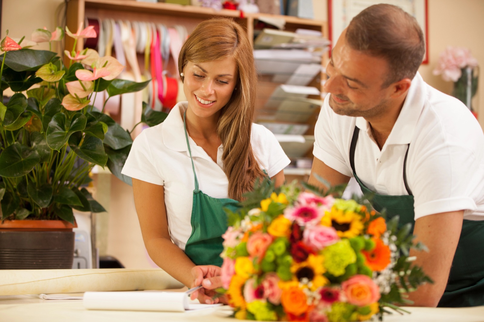 Florist bindet einen Strauß im Blumenladen