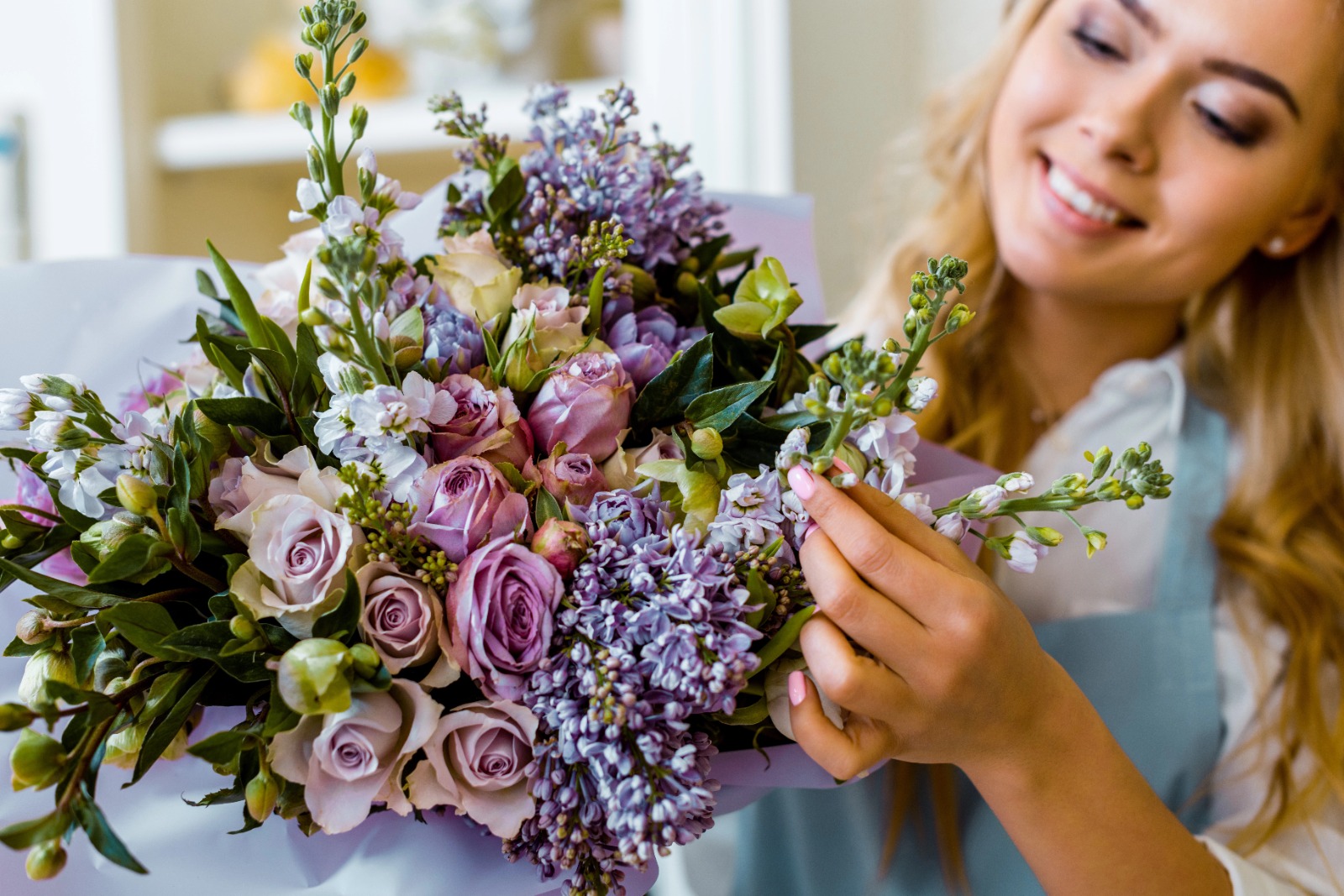 Blumenladen mit Sträußen und Topfpflanzen