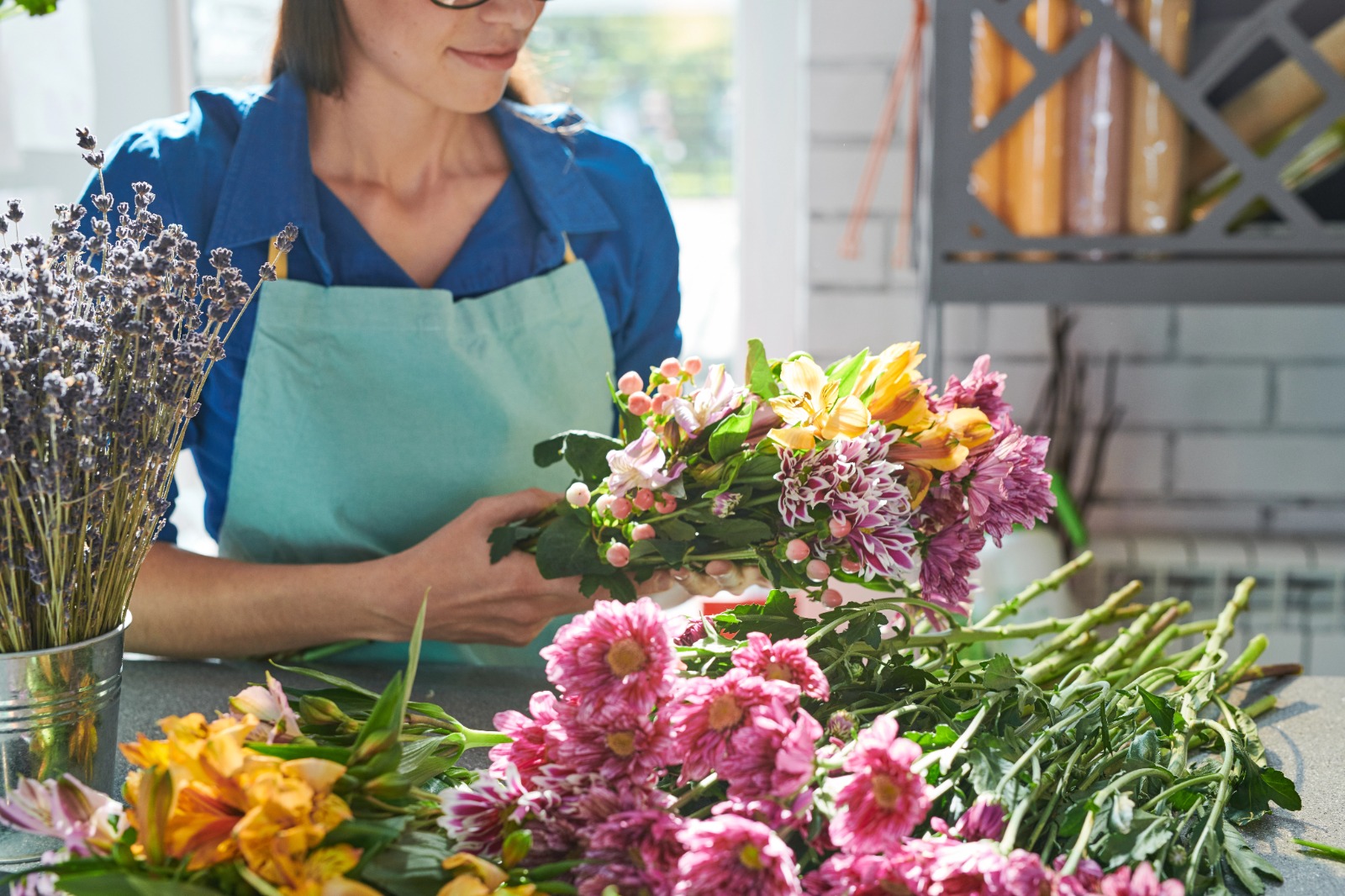 Floristin arbeitet an einem Blumenstrauß