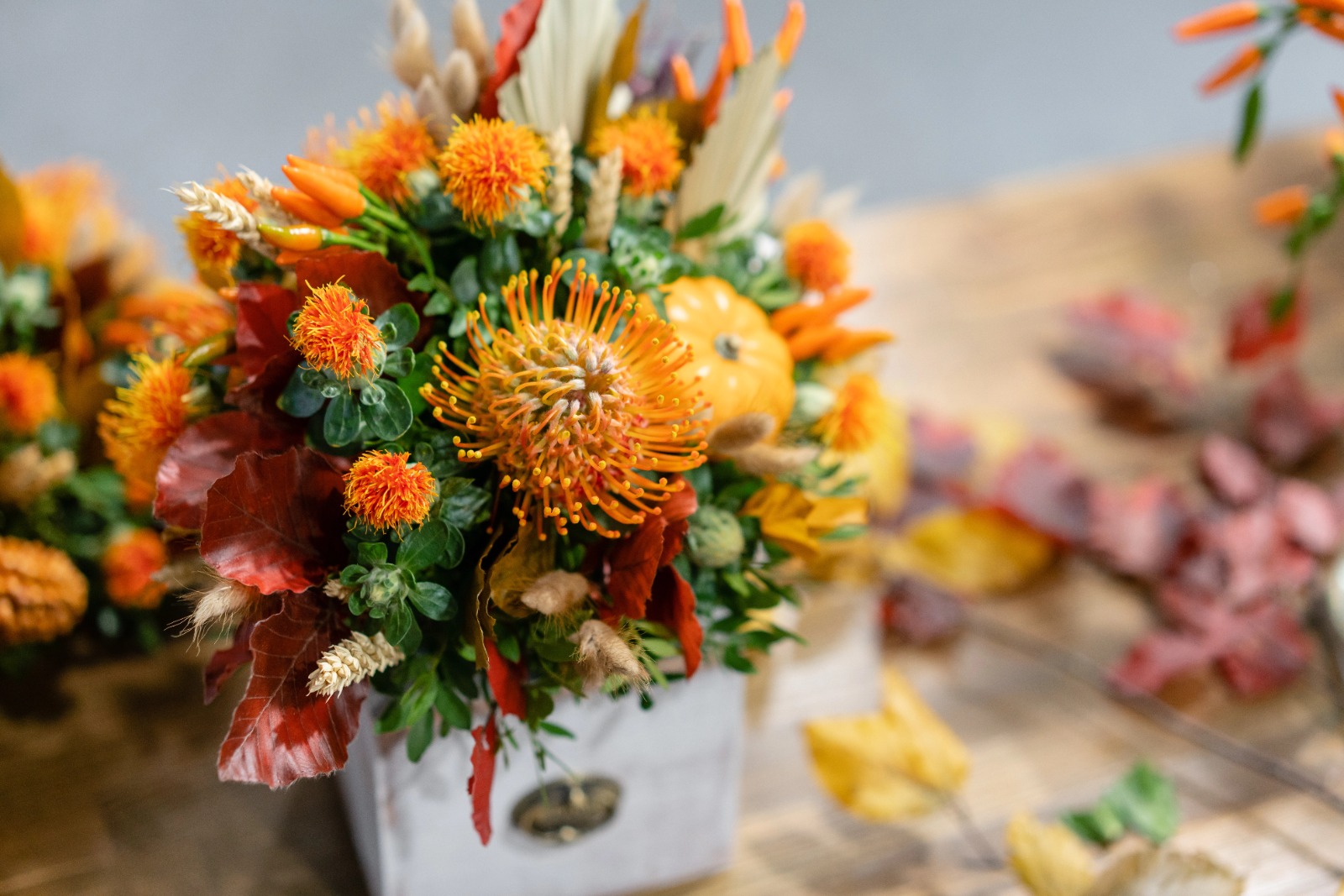 Frische Schnittblumen in Vasen