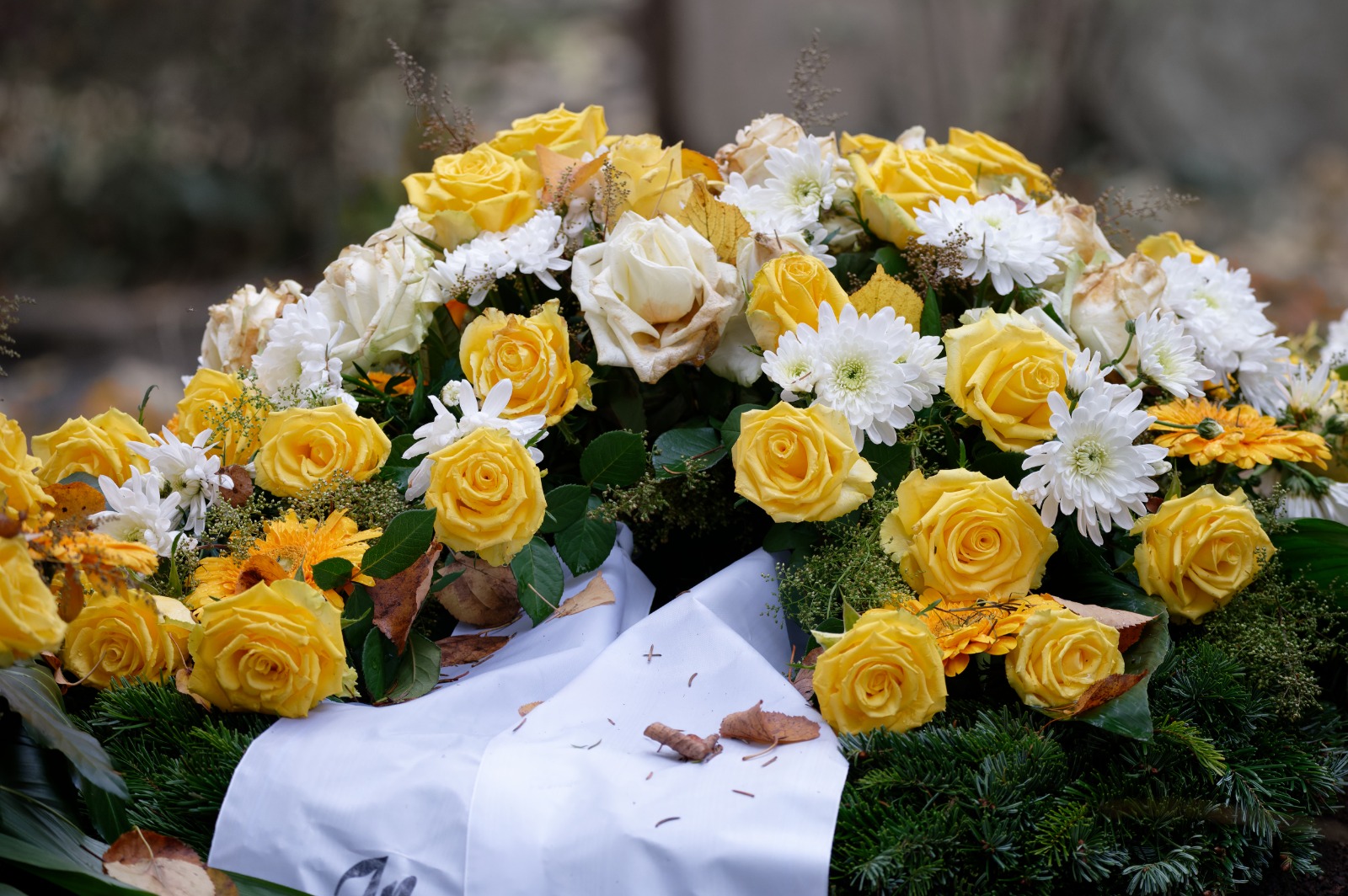 Blumenschmuck für eine Trauerfeier