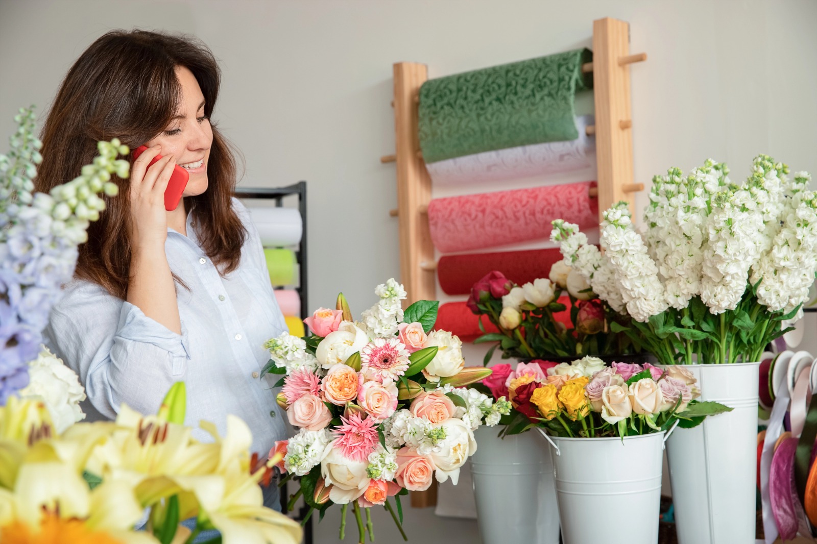 Blumenstrauß wird verpackt und versendet