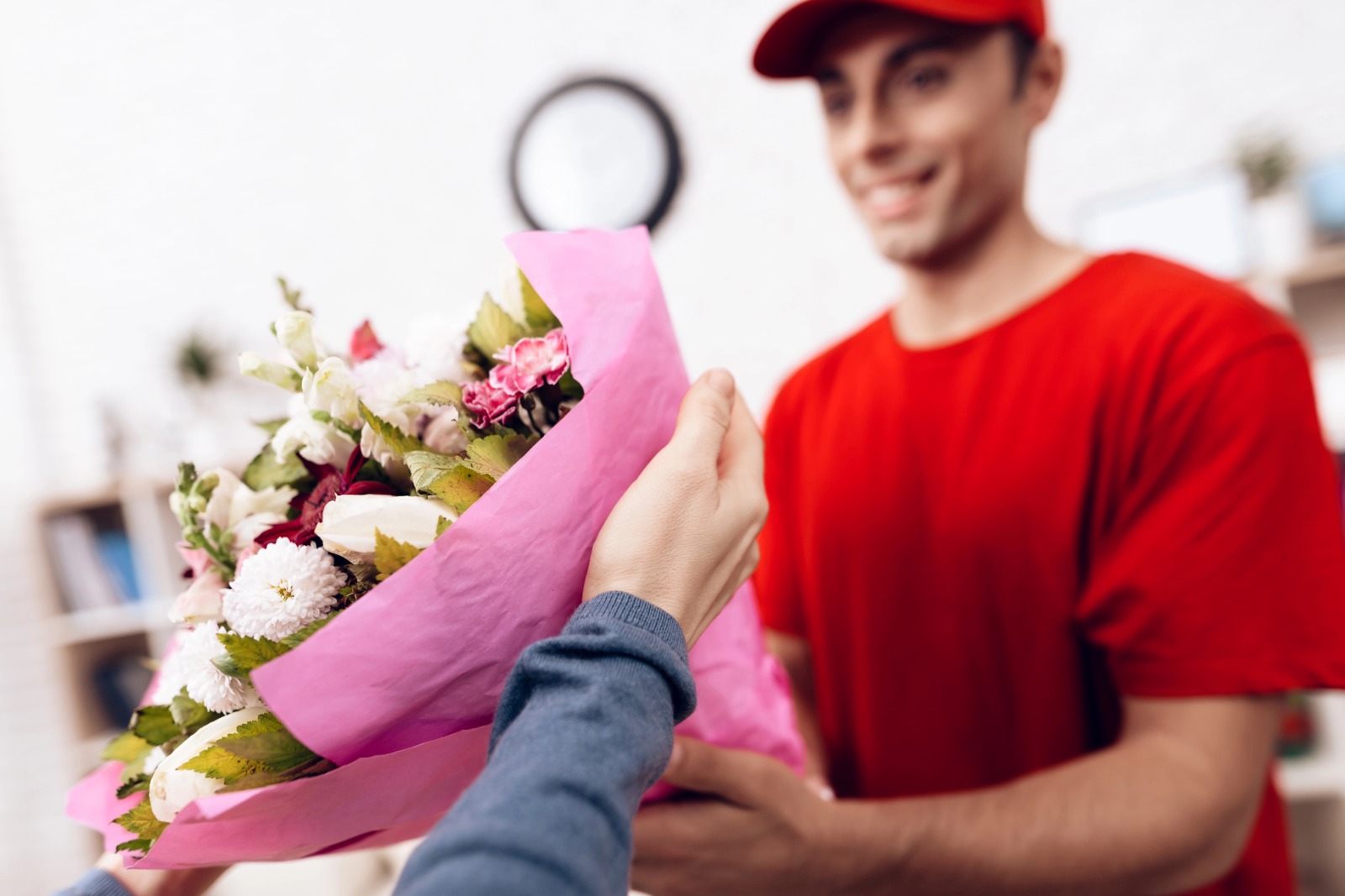 Blumenstrauß wird verpackt und versendet